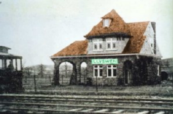 A picture of Llyswen Station behind several rail tracks.